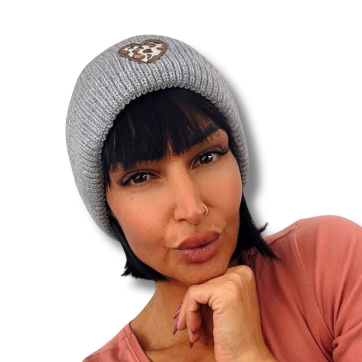 Warme Herz-Beanie aus 100% Viskose mit flauschigem Fleecefutter in Grau und Schwarz – kuschelige Wintermütze von Schenkt ein Herz