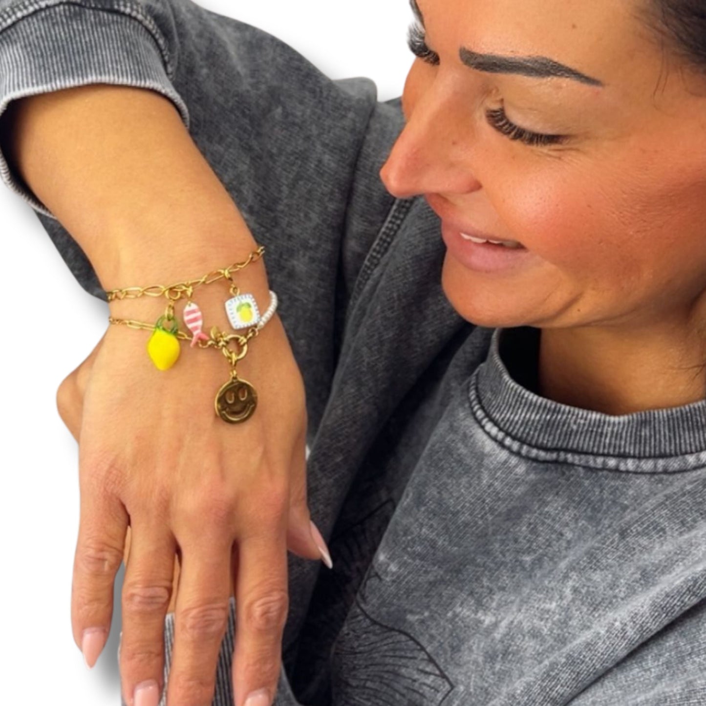 Individuell gestaltbares Bettelarmband aus Edelstahl mit verschiedenen Charms in Silber und Gold – personalisierter Schmuck von Schenkt ein Herz