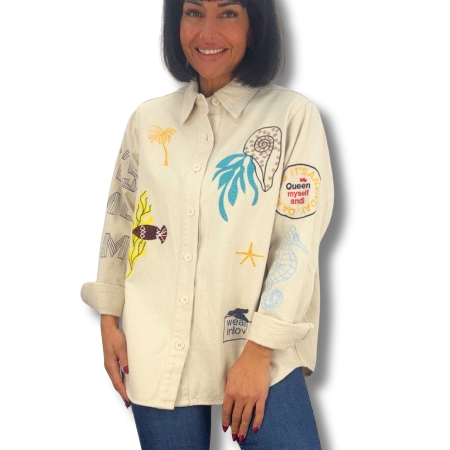 Besondere Jeansjacke im Blusenstil mit liebevollen Stickereien – einzigartiges Unikat fuer Frauen die auffallen wollen von Schenkt ein Herz