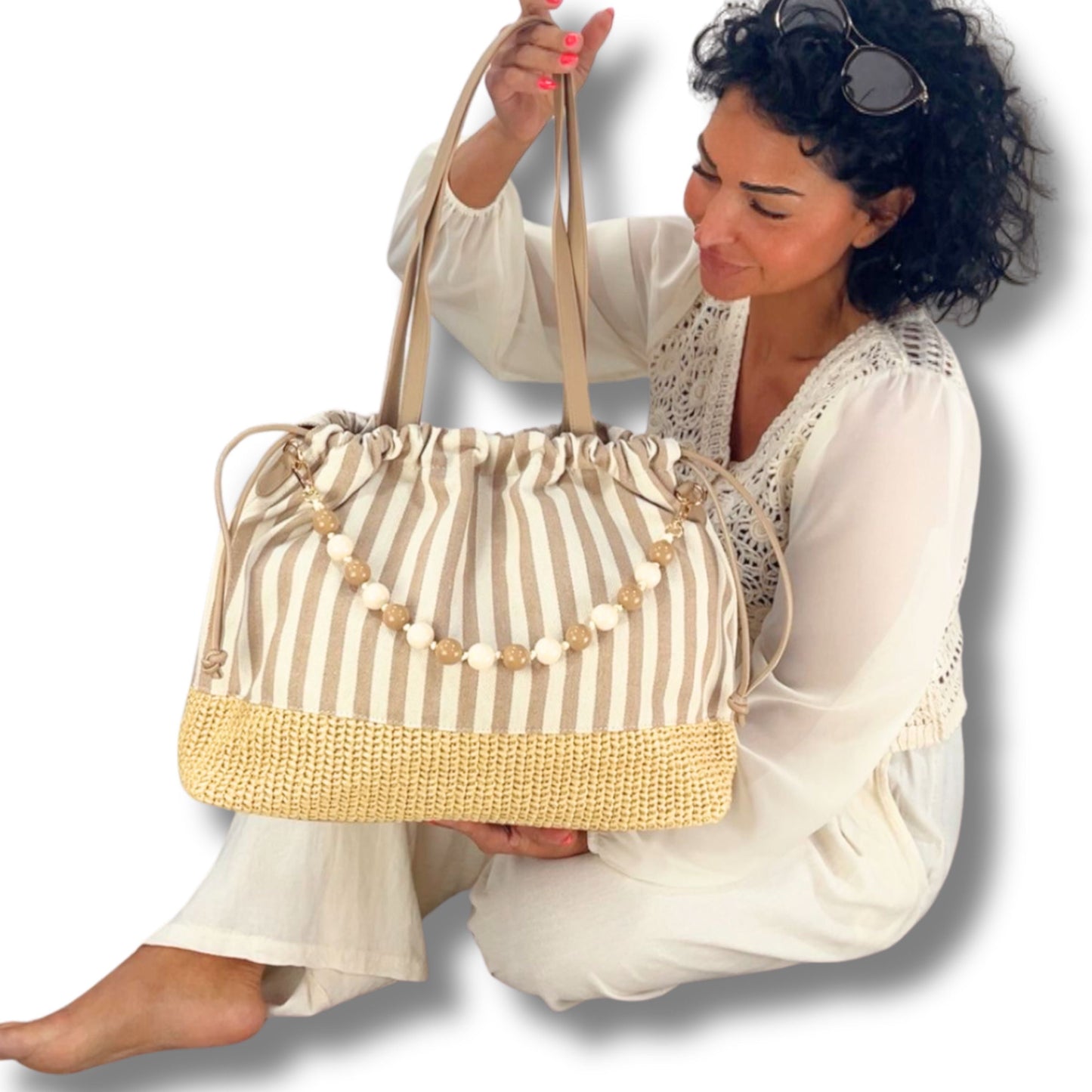 Grosse Sommer-Tasche im Streifen-Design mit abnehmbarer Perlenkette in Beige-Creme und Creme-Schwarz – stilvoller Sommer-Shopper von Schenkt ein Herz