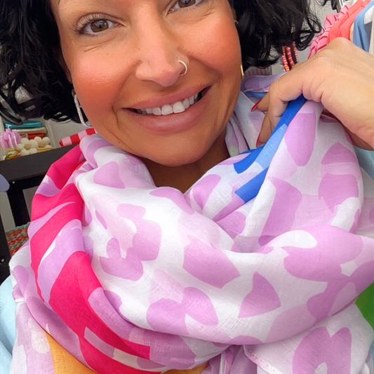 Leichter Sommerschal „LOVE“ – dein perfekter Farbtupfer