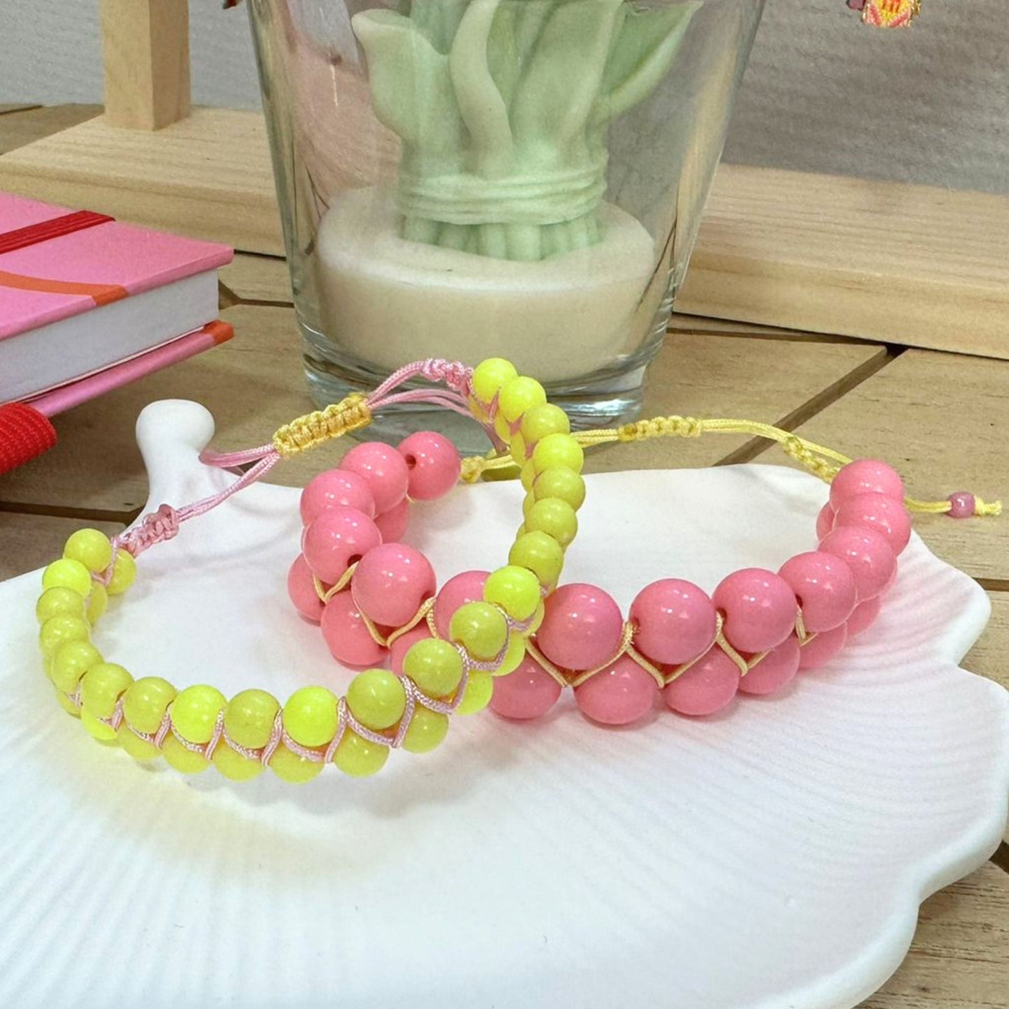 Handgemachte Armbander von Manon in Hellgelb, Rosa, Pink und Schwarz – bunte Unikat-Armbander fuer den Alltag von Schenkt ein Herz