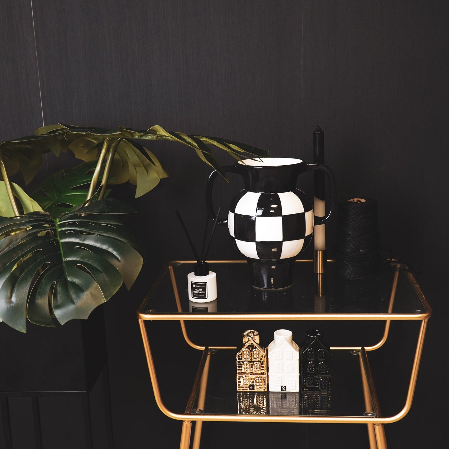 Keramik-Vase „Jug“ – Schwarz/Weiß – Ein modernes Statementstück