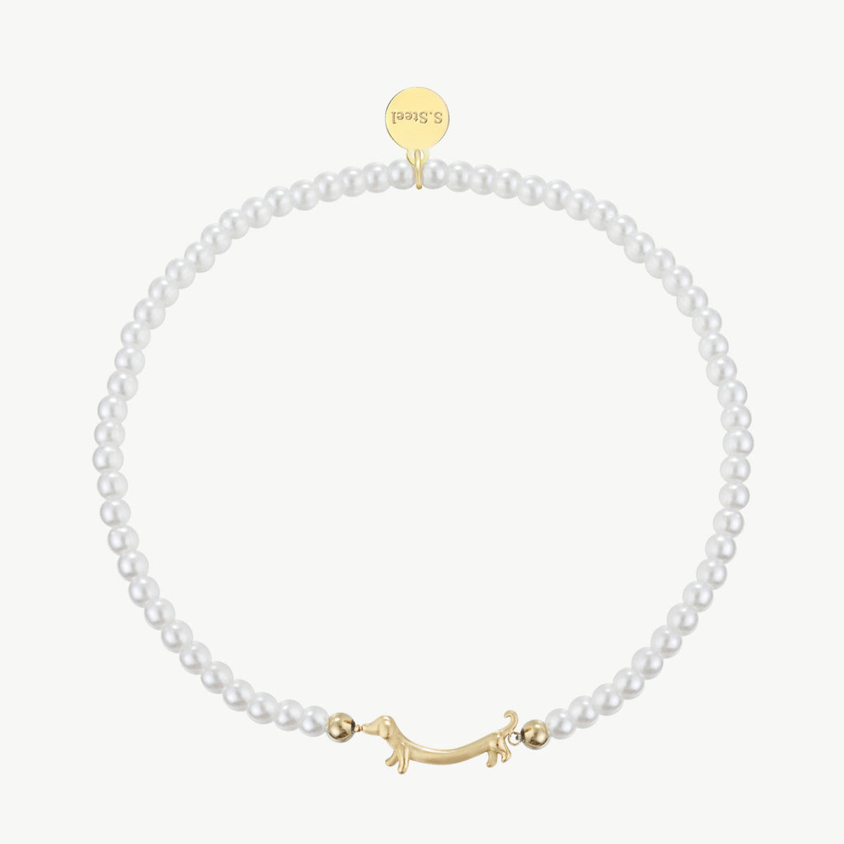 Zartes Dackel-Armband mit Perlen und Edelstahl-Anhaenger in vergoldet und Perlen-Variante – liebevolles Geschenk fuer Hundeliebhaber von Schenkt ein Herz