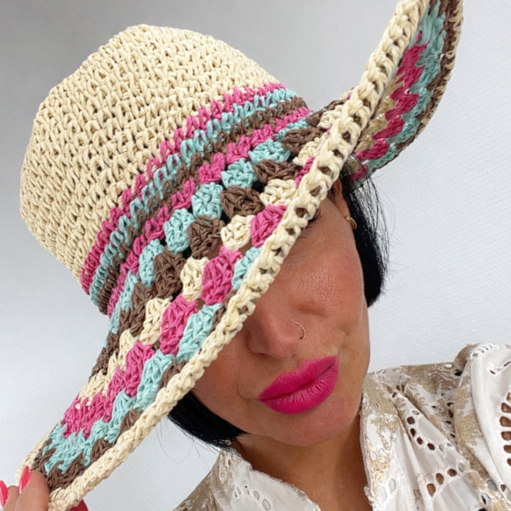 Stylischer Boho Sommerhut aus geflochtenem Material mit farbenfrohem Musterband – perfekter Strandhut fuer Sommer und Urlaub von Schenkt ein Herz