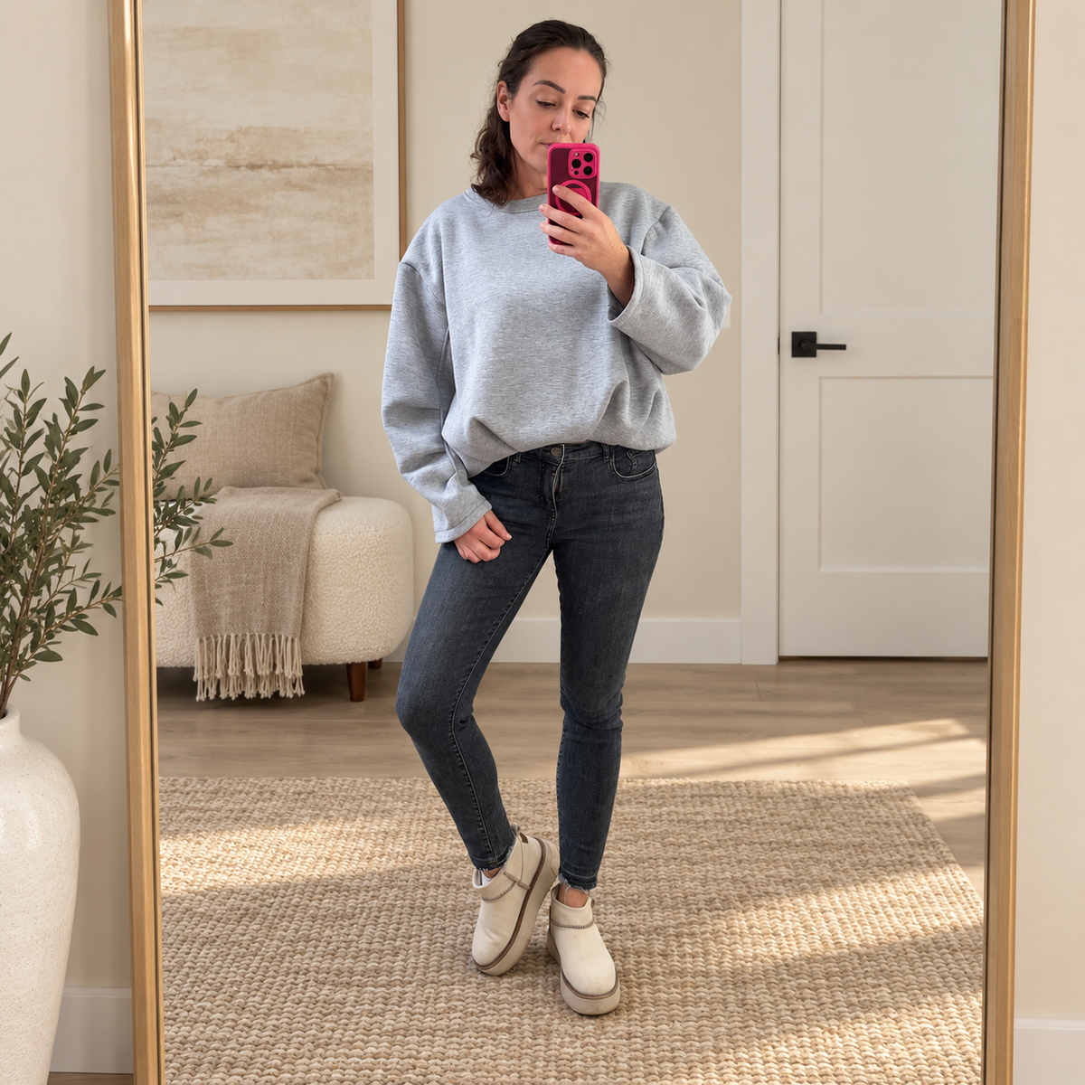 Oversized Sweater beige - Model trägt Pullover
