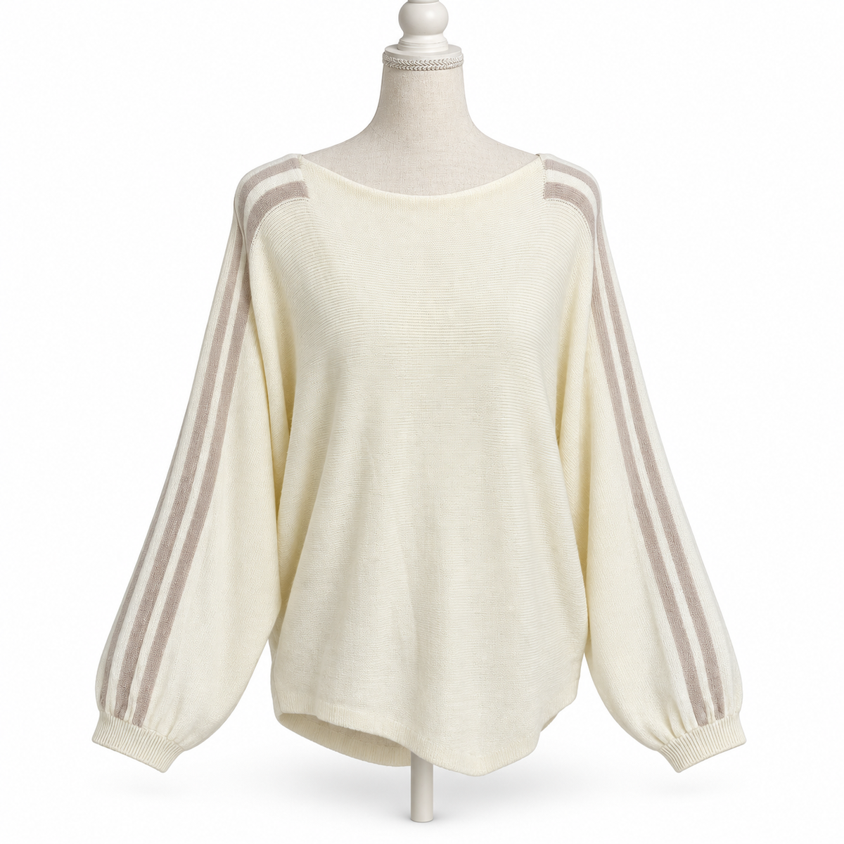 Oversize-Pullover Creme, Detailansicht der Ärmelfalten