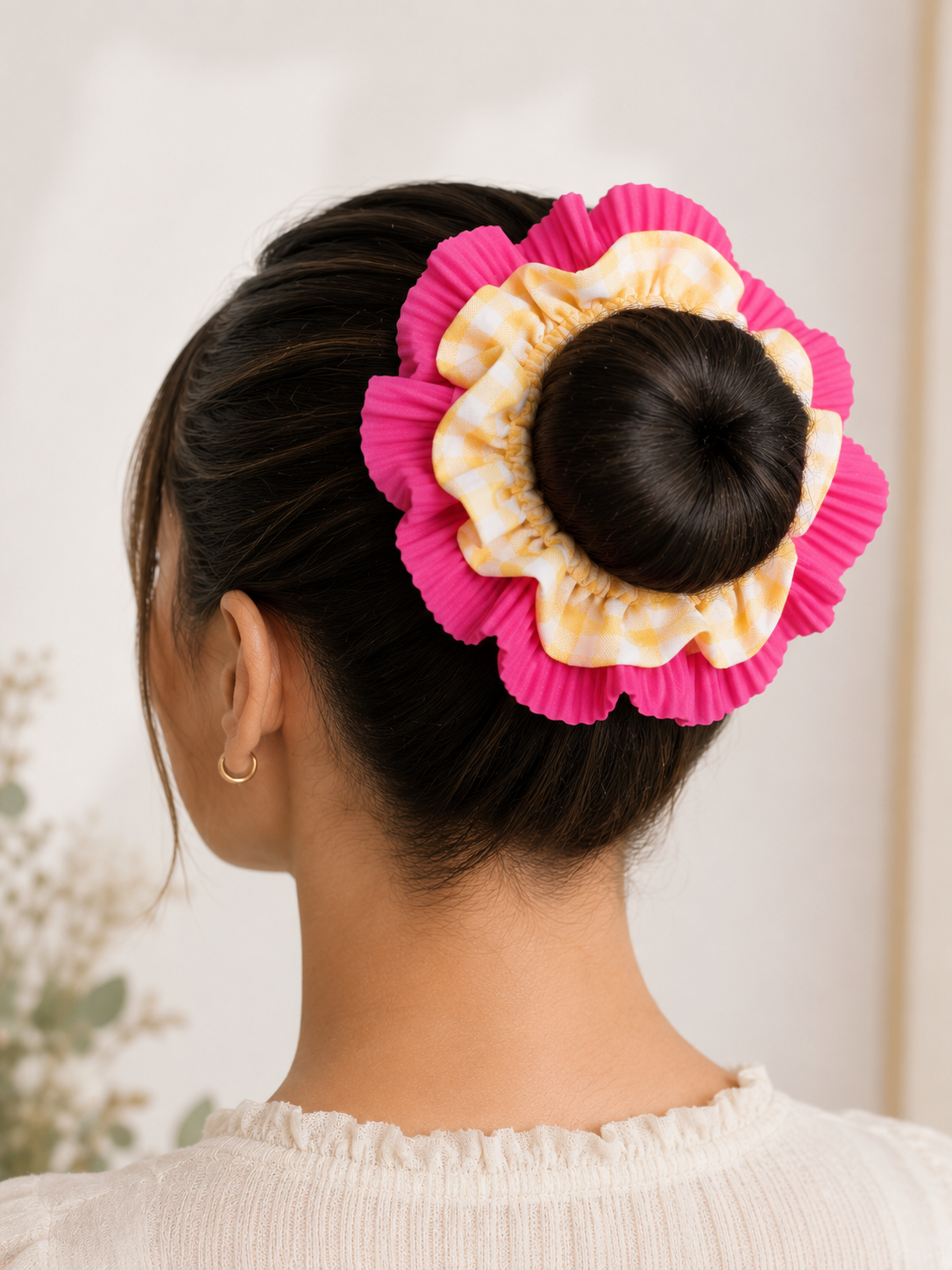 Scrunchie Neon-Leo-Design in Pink, Orange und Gelb – Nahaufnahme