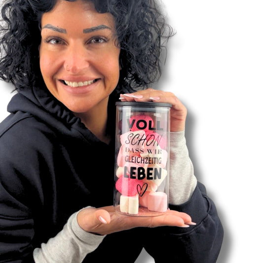 "Voll schön, dass wir gleichzeitig leben" – Herzensglas mit Liebe gefüllt