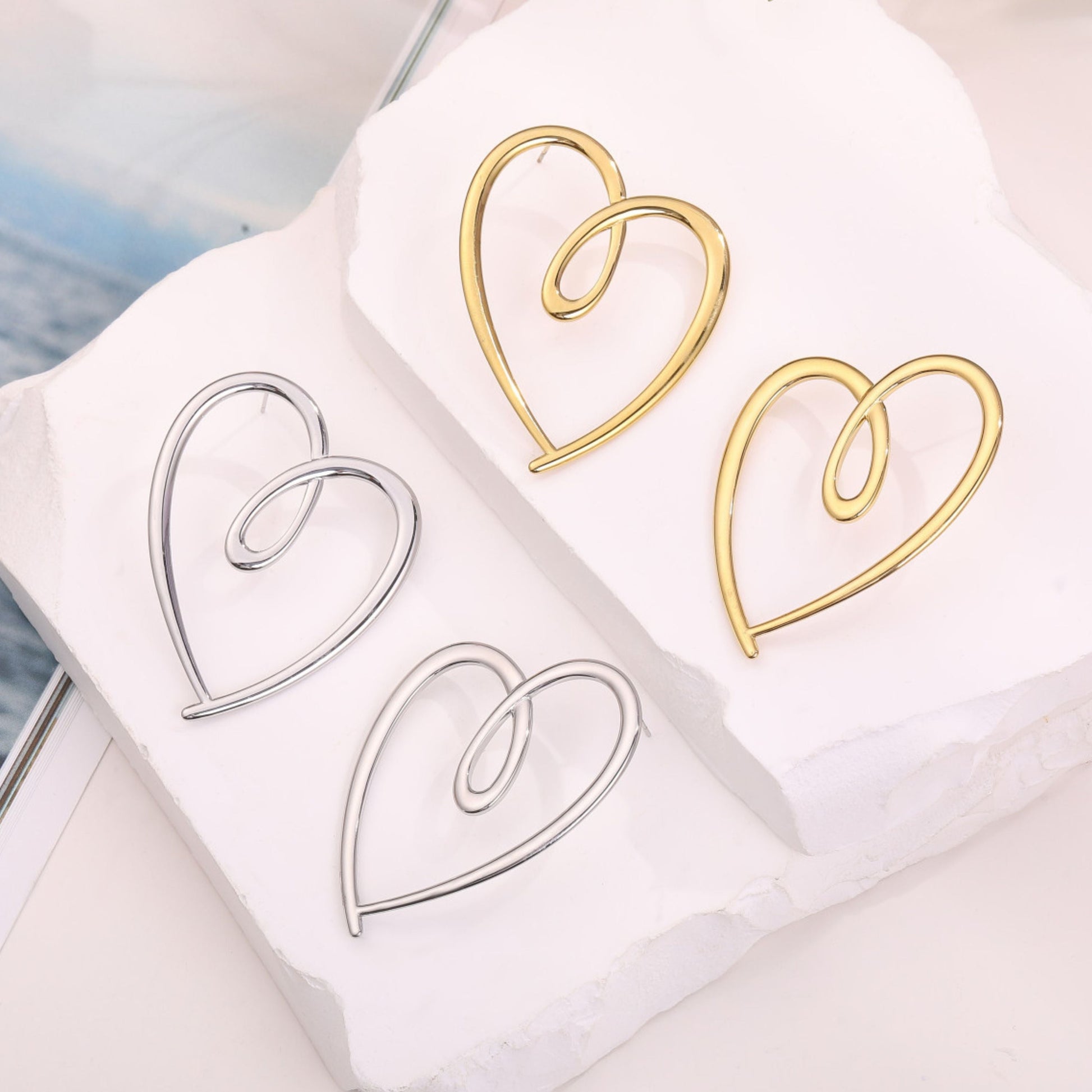 Herzohrstecker Love Line aus vergoldetem Edelstahl in Gold und Silber – offenes Herzdesign als stilvoller Alltagsschmuck von Schenkt ein Herz