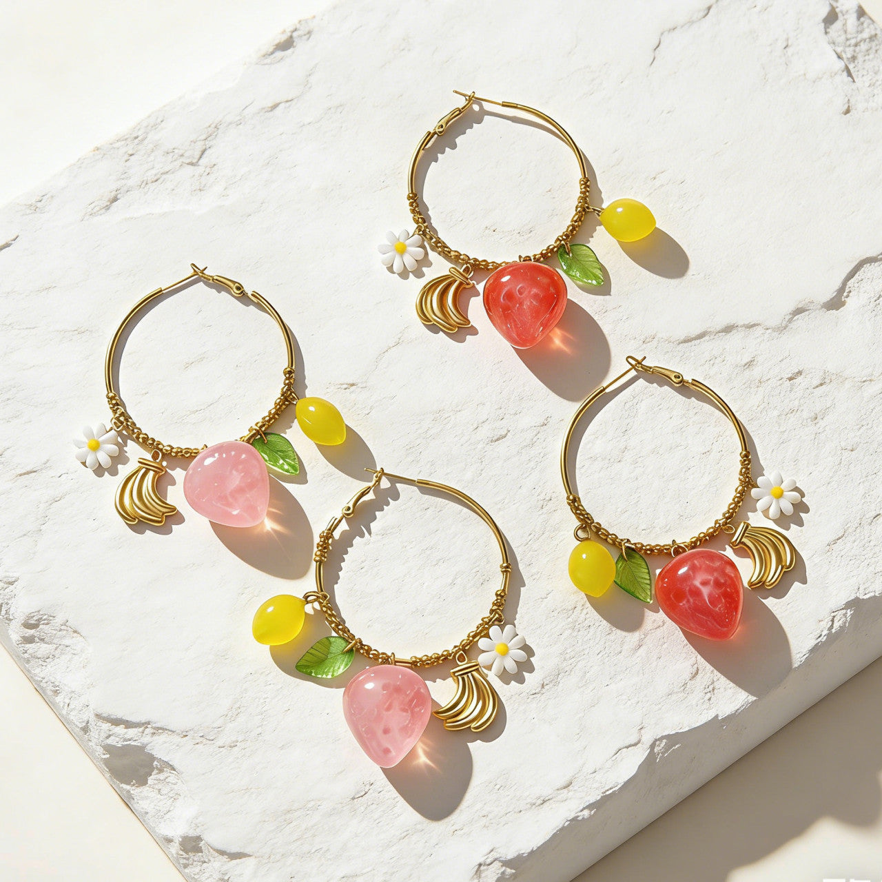Statement Creolen mit fruchtigen Erdbeeren-Anhaengern in Rosa und Rot-Pink – sommerliche Damen-Ohrringe von Schenkt ein Herz