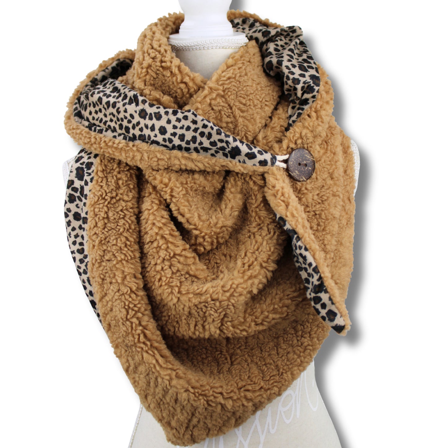 Kuscheliger Dreiecksschal – Leopard & Teddyfell