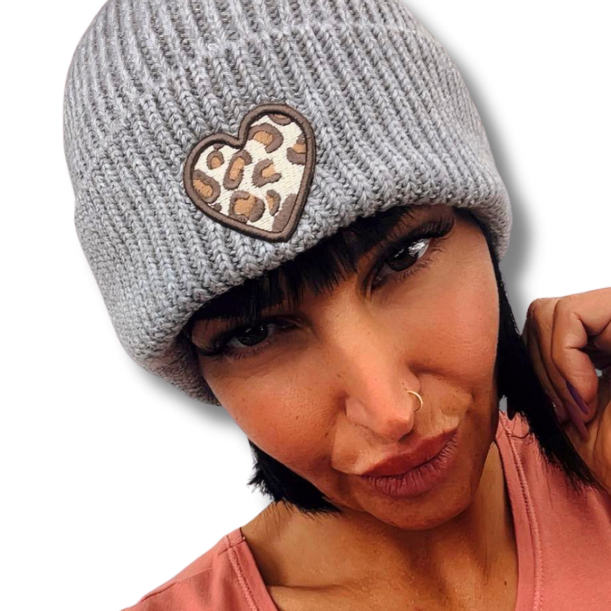 Herz Mütze in Grau – Seitenansicht der kuscheligen Winterbeanie von Schenkt ein Herz