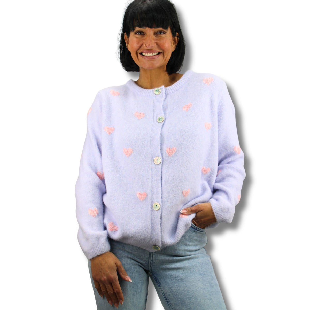 Kuschelweicher Herzchen-Cardigan mit kleinen Herzchen-Motiven in Flieder, Beige, Sanftgelb und Grau – romantischer Strickjacke von Schenkt ein Herz