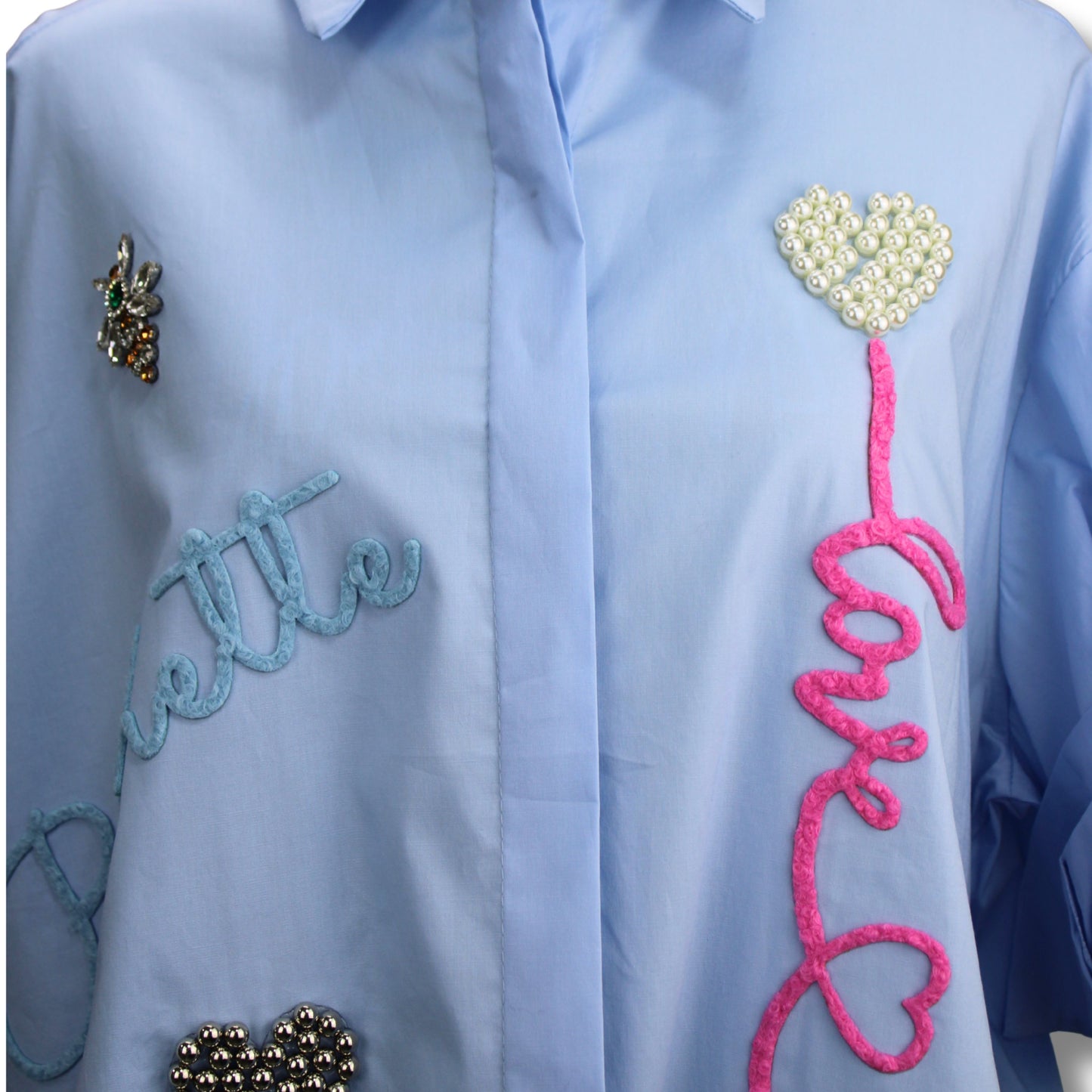 Oversized Bluse mit liebevollen Details – aus 100 % Baumwolle