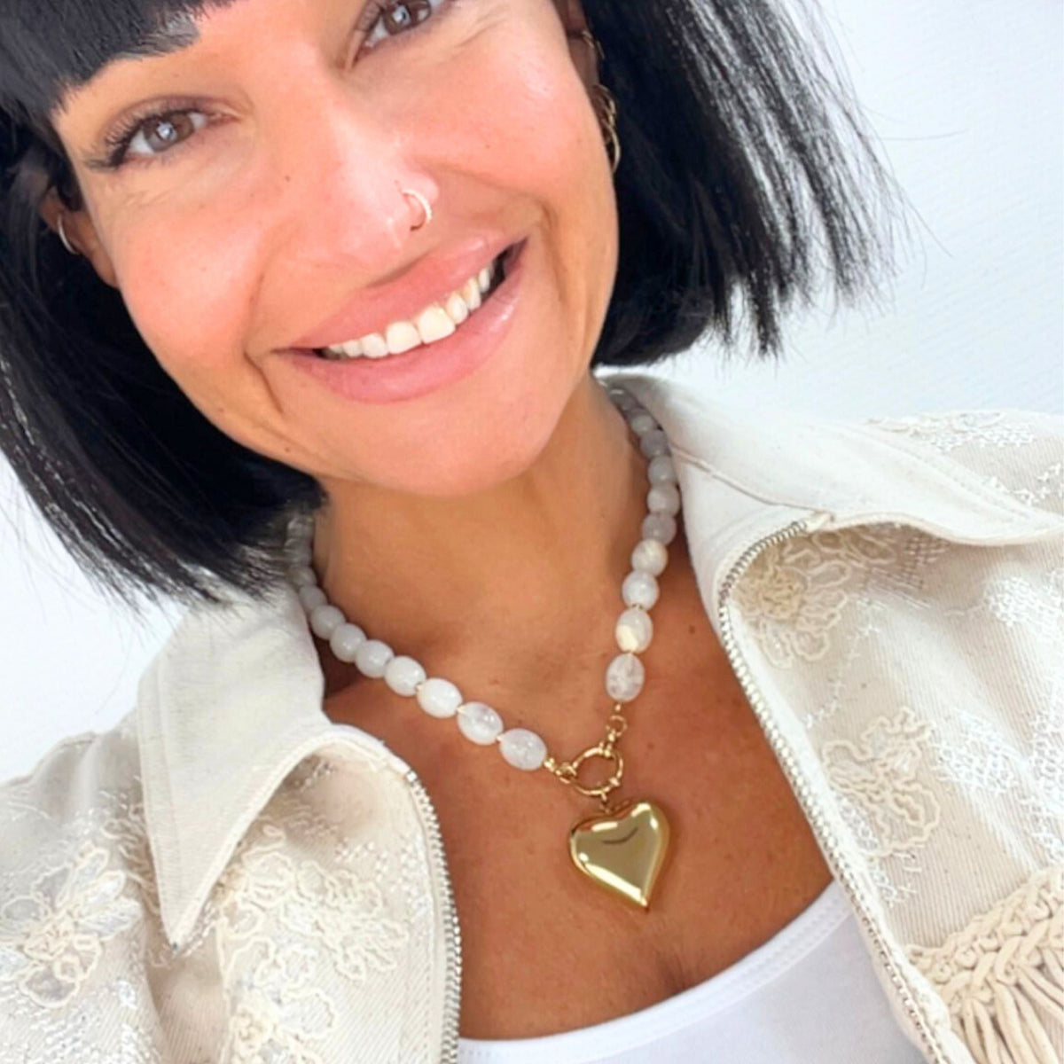 Edle Perlenkette mit Herzanhaenger aus Edelstahl – feminine Halskette mit schimmernden Acrylperlen von Schenkt ein Herz