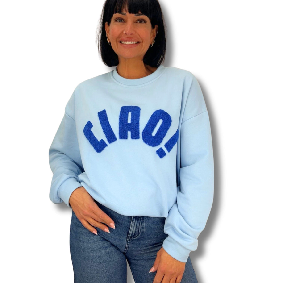 Statement-Sweatshirt CIAO in Baby Blau, Rosa, Peach, Creme und Hellgelb – lässiges Oversize-Sweatshirt mit Italia-Print von Schenkt ein Herz