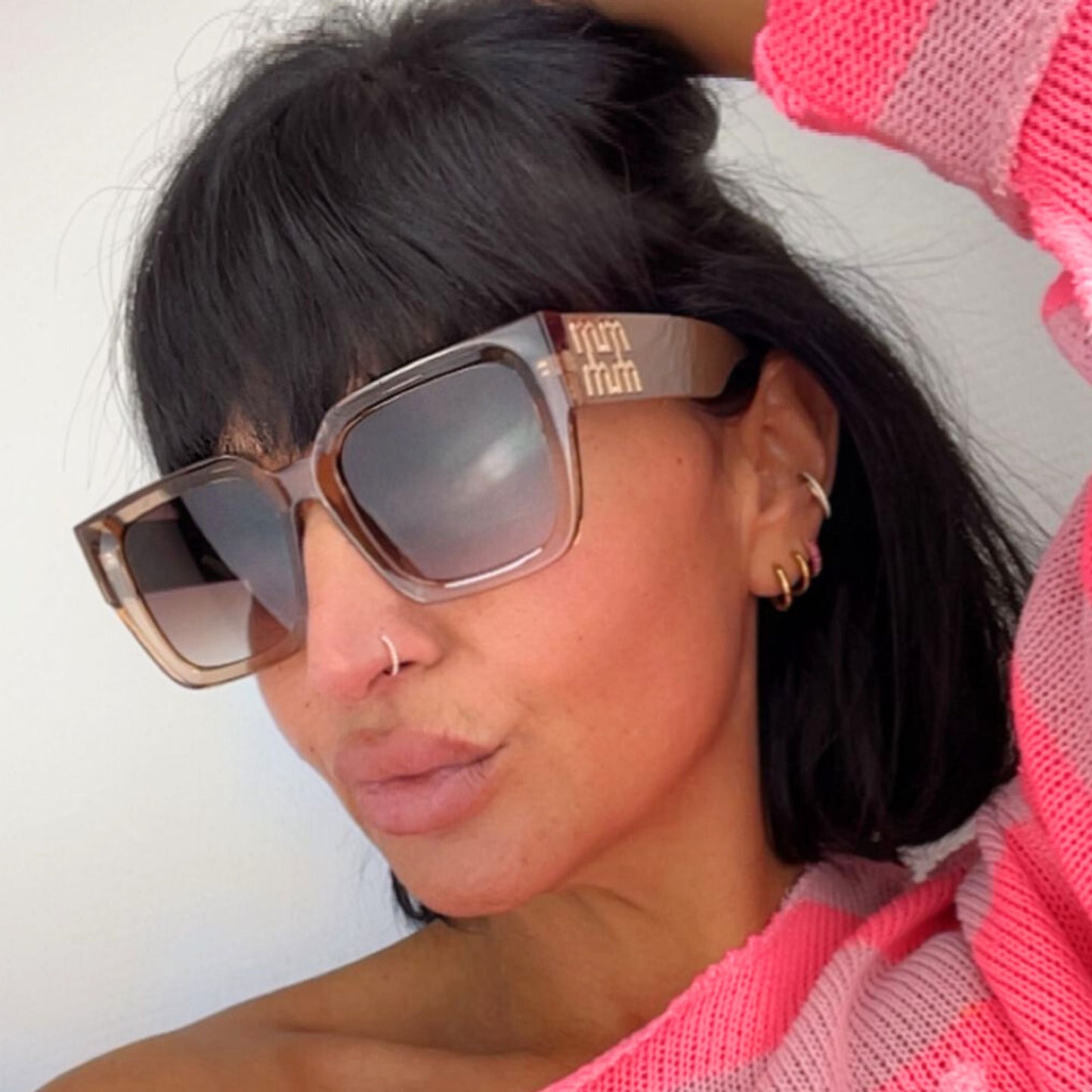 Stabile Statement-Sonnenbrille in Schwarz, Dunkelbraun meliert, Weiss, Khaki und Hellbraun – modernes Damen-Accessoire von Schenkt ein Herz