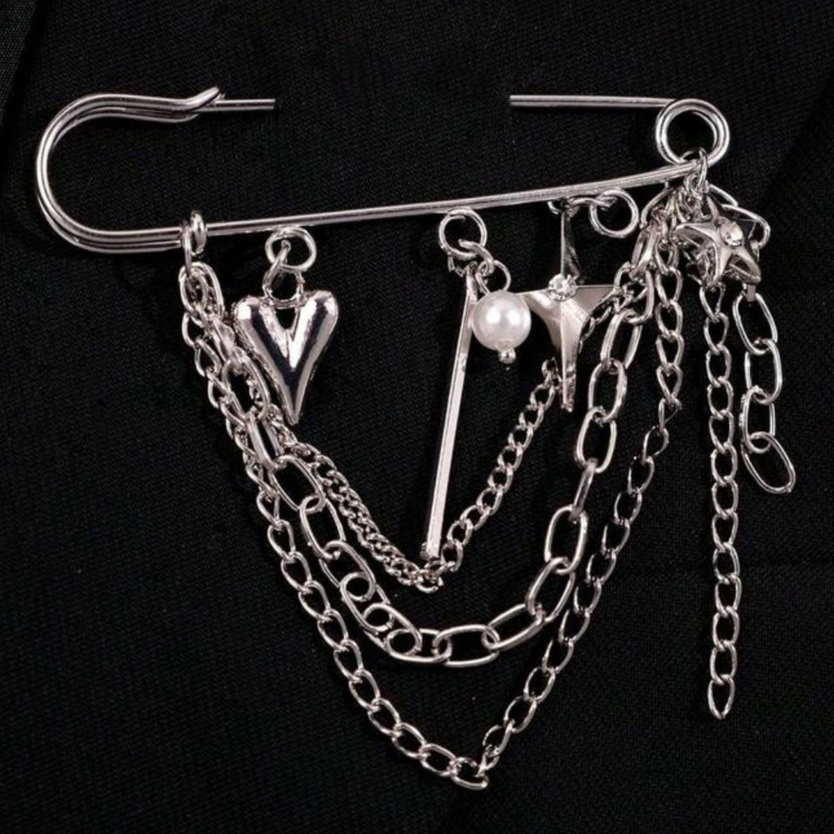 Statement-Brosche mit Ketten und Herz-Anhaenger in Gold und Silber – besonderes Sicherheitsnadel-Accessoire fuer Blusen und Jacken von Schenkt ein Herz