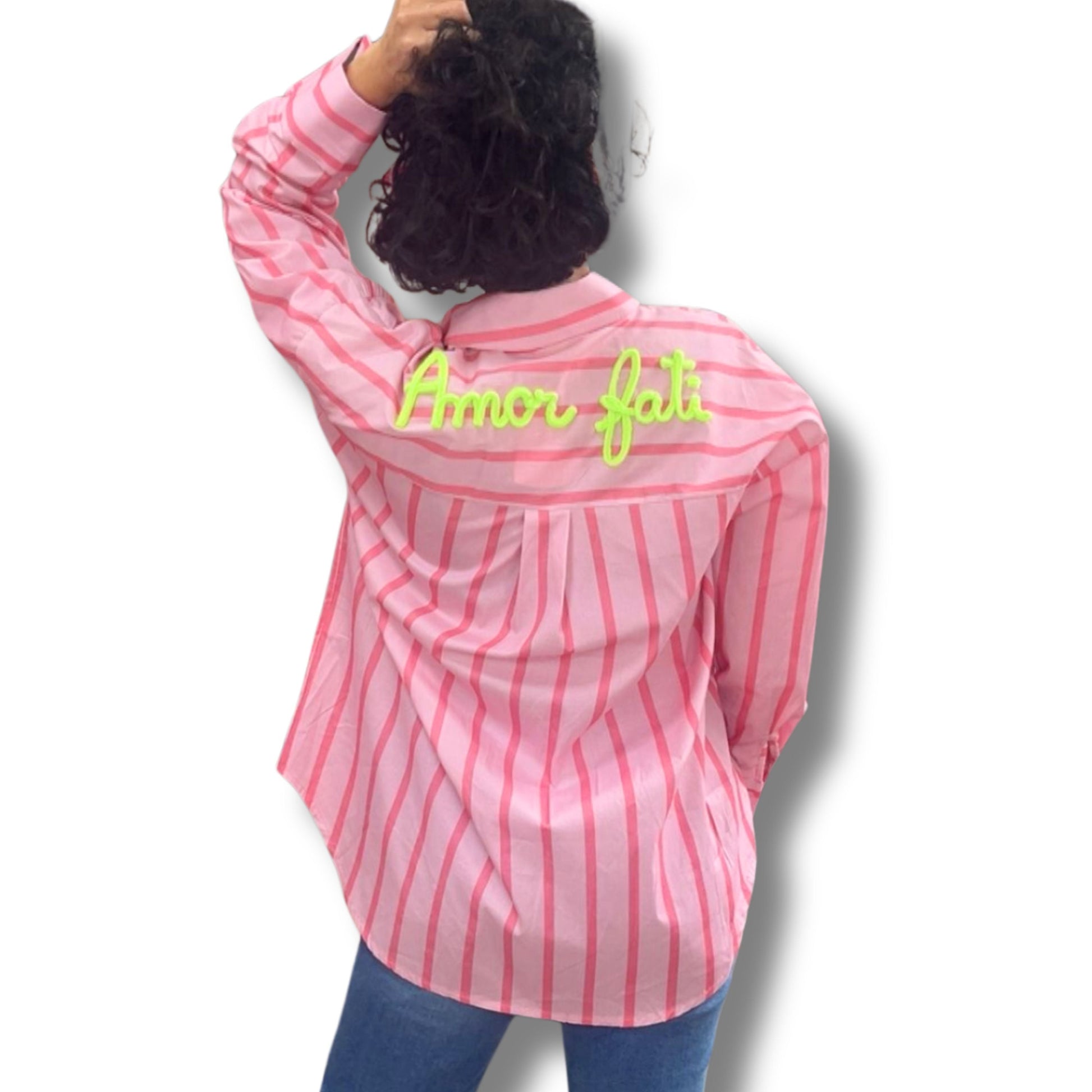 Bluse Amor fati in Rosa, Blau und Gelb – besondere Statement-Bluse fuer Frauen die das Leben lieben von Schenkt ein Herz