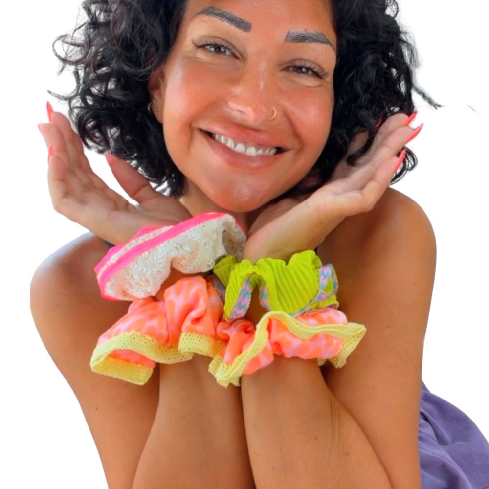 Handgefertigter Scrunchie mit Neon-Leo-Muster und gelbem Mesh-Rand