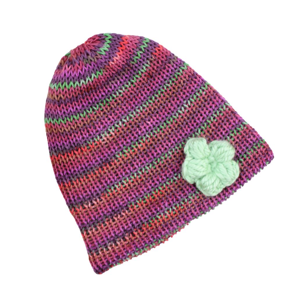 Häkelblume auf der Beanie, Detailansicht