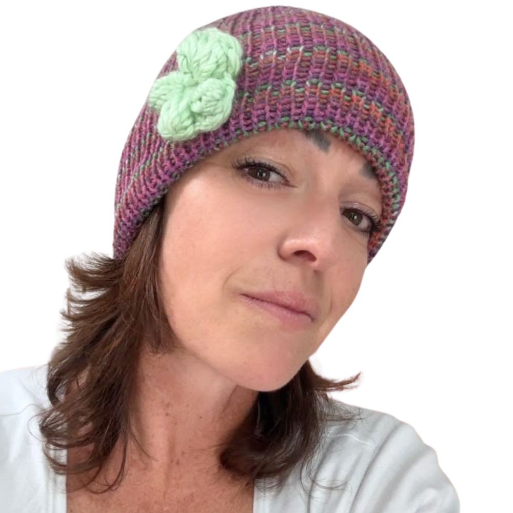 Handgemachte Beanie mit gehäkelter Blume