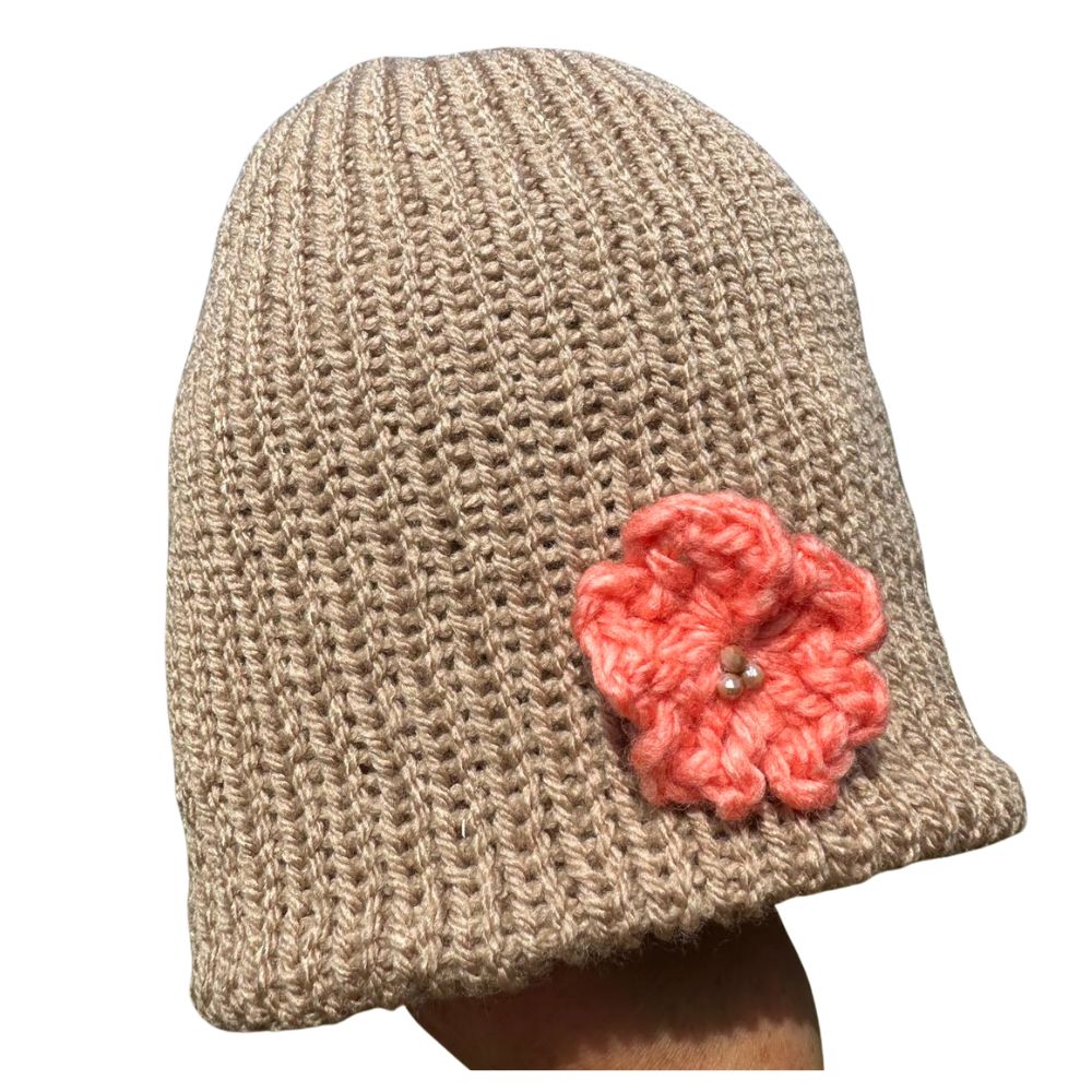 Handgemachte Beanie mit Häkelblume, getragen