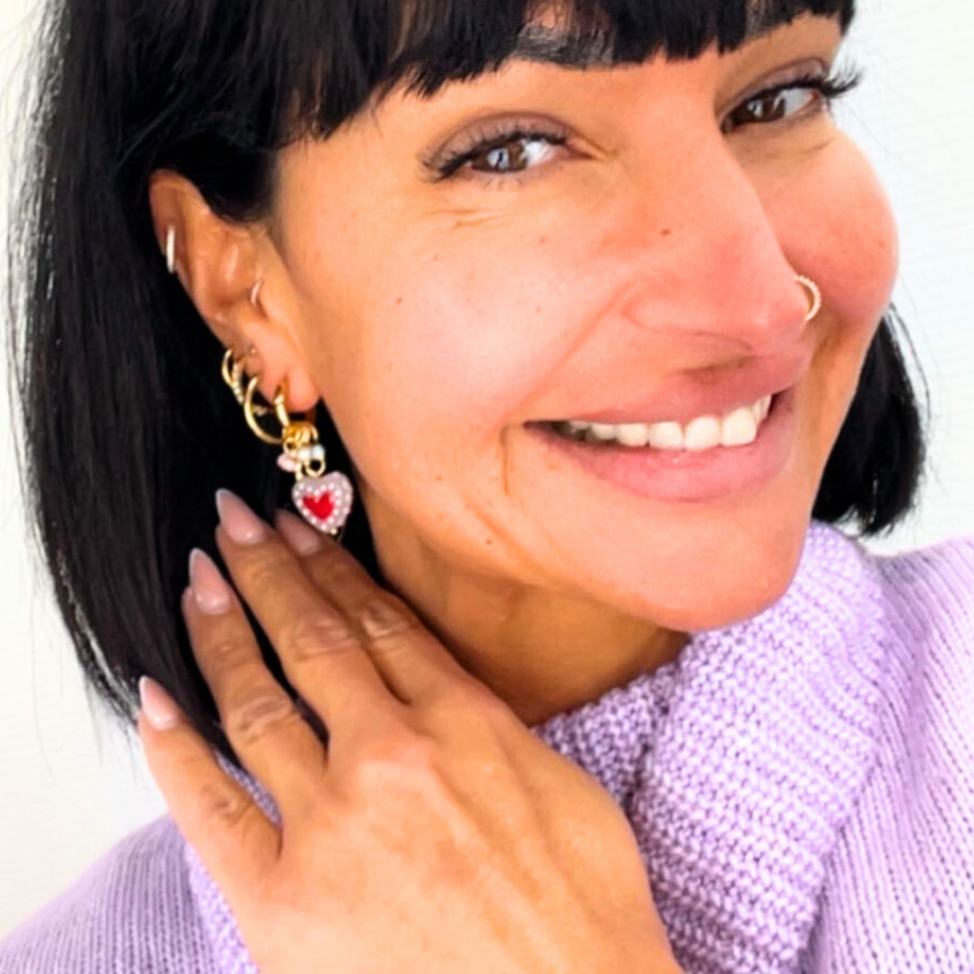 Sweet Love Ohrringe Gold Detailansicht – Goldton, zarte Farben & liebevolle Details