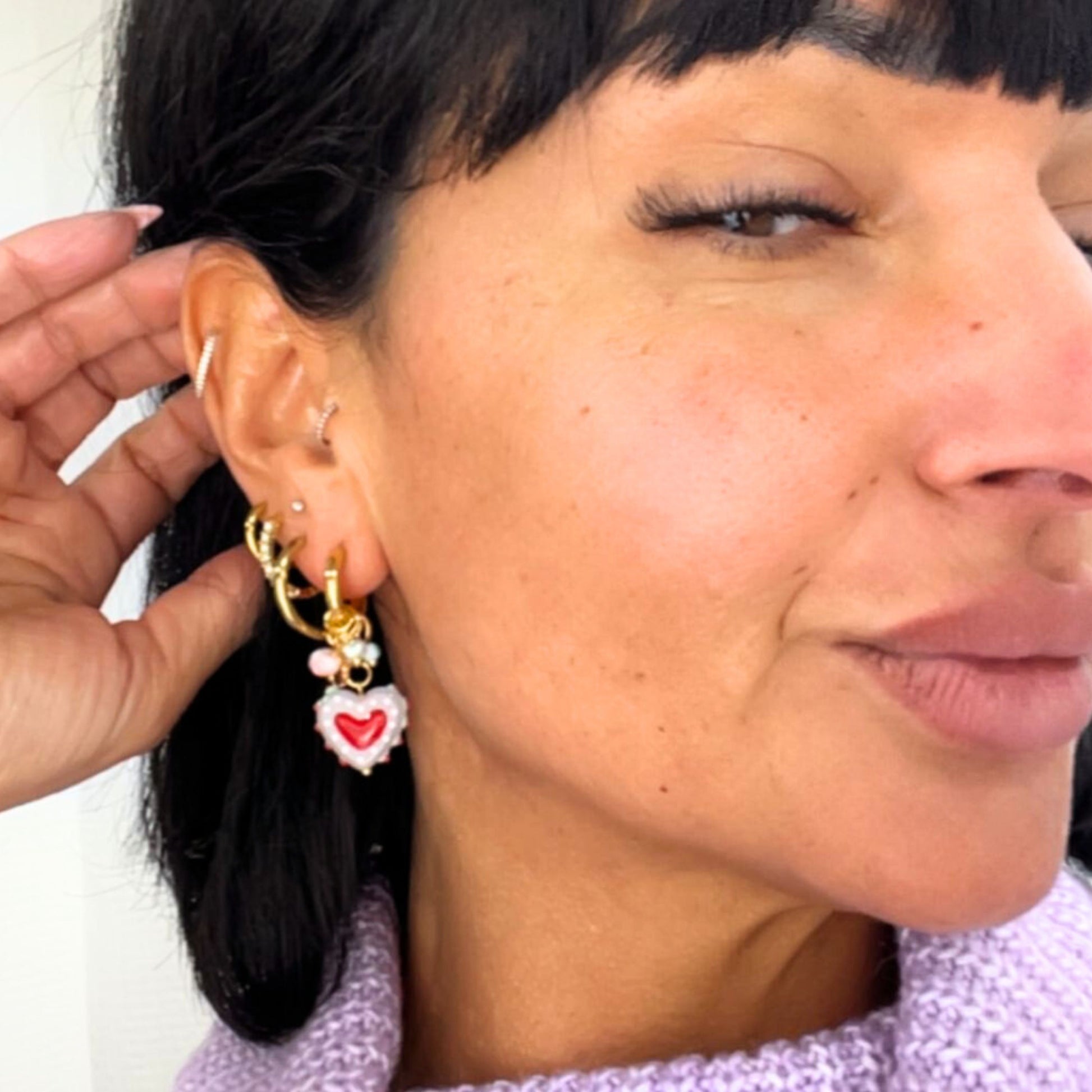 Sweet Love Ohrringe am Modell – Gute-Laune-Piece, Muttertagsgeschenk für Frauen