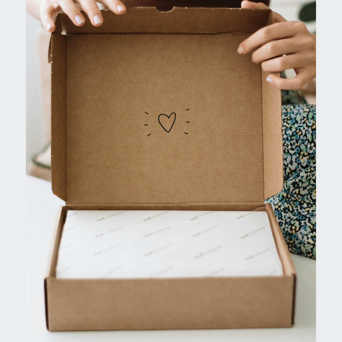 Mystery Box Detailansicht mit handverlesenen Schmuck- und Accessoire-Highlights – Schenkt ein Herz