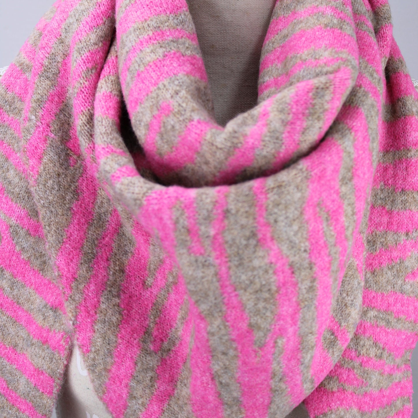 Kuscheliger Dreiecksschal Zebra Look