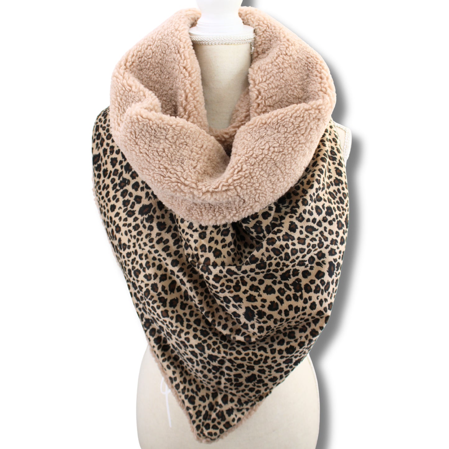 Kuscheliger Dreiecksschal – Leopard & Teddyfell
