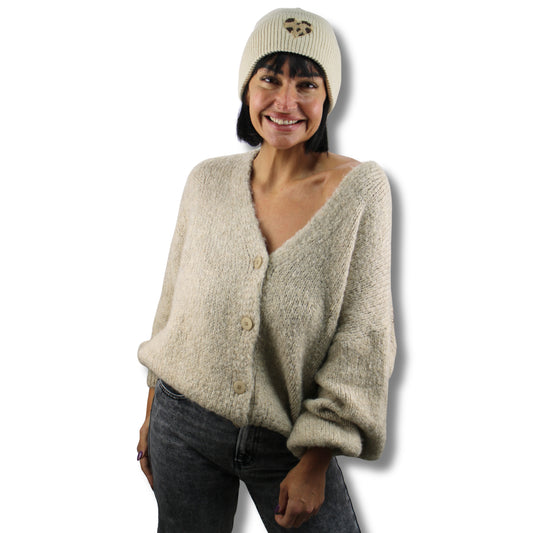 Herz-Mütze in Schwarz – warme Beanie mit Herzdetail für kalte Tage