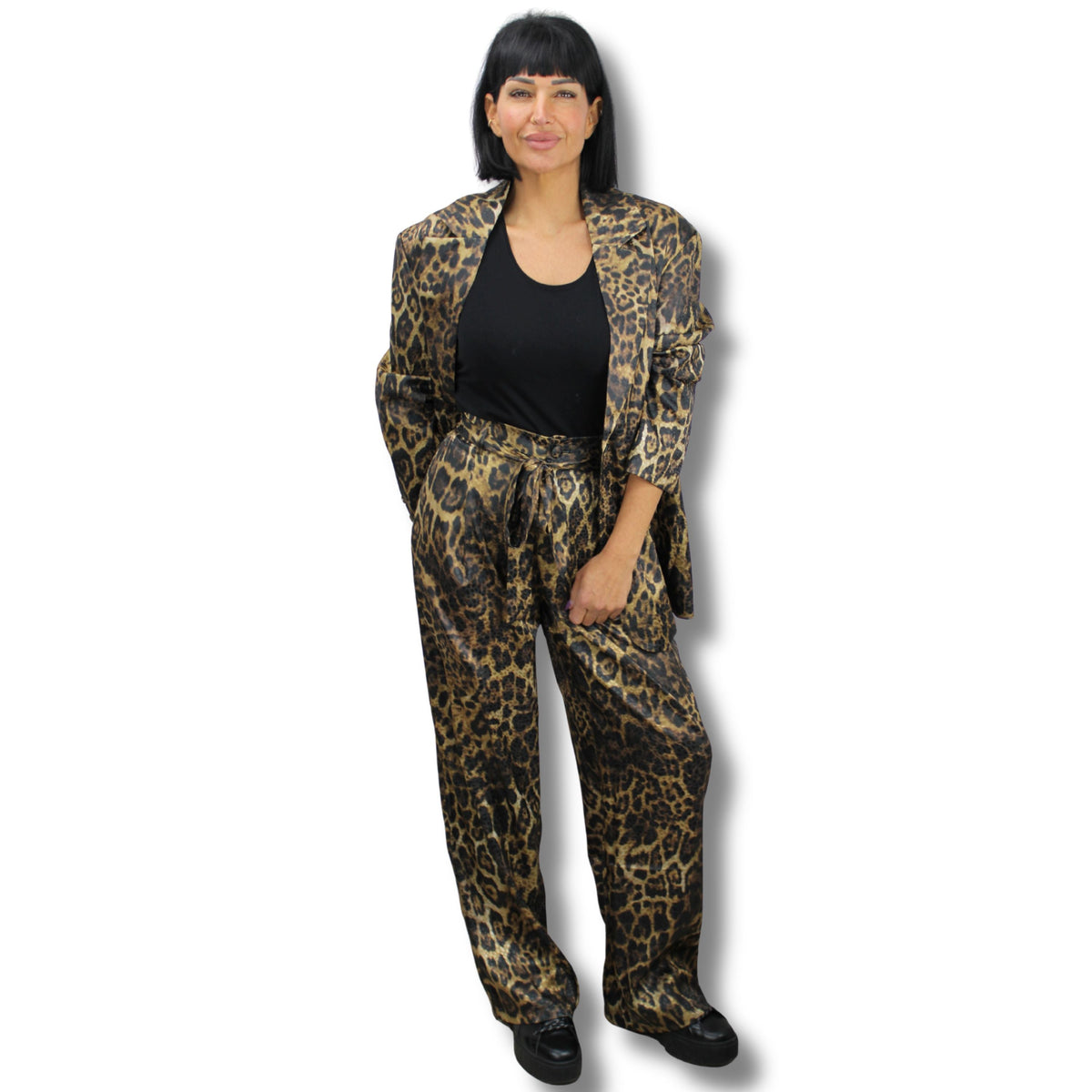 Leoparden-Zweiteiler aus Leo-Print-Jacke und Hose in S/M und M/L – stylishes Animal-Print Outfit fuer Frauen die auffallen wollen von Schenkt ein Herz