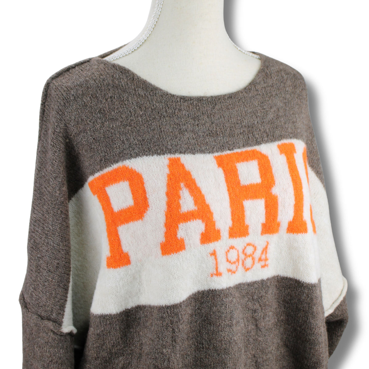 PARIS 1984 Pullover Braun/Orange am Modell – lässig mit Jeans oder Leggings