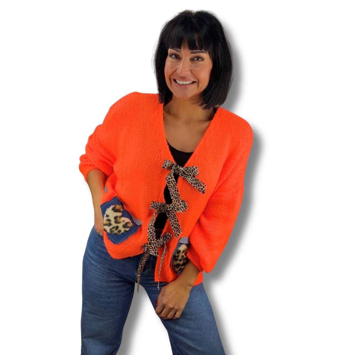 Cardigan „Wild Bow“ – verspielt, cozy & ein echter Blickfang!