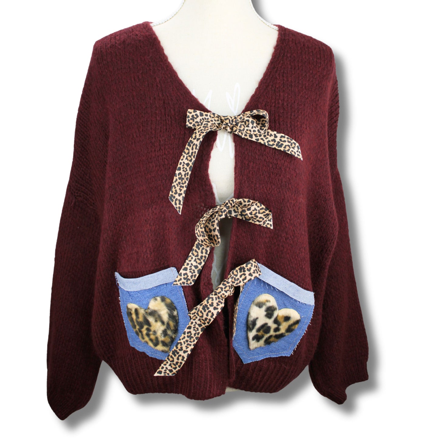 Cardigan „Wild Bow“ – verspielt, cozy & ein echter Blickfang!