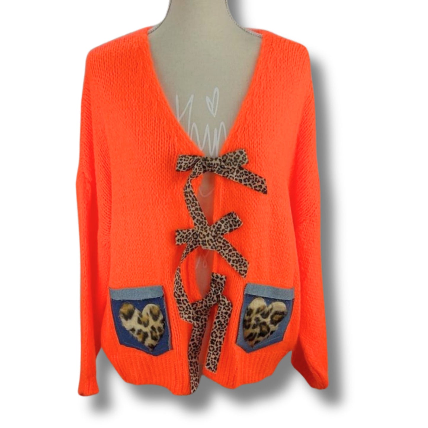 Cardigan „Wild Bow“ – verspielt, cozy & ein echter Blickfang!