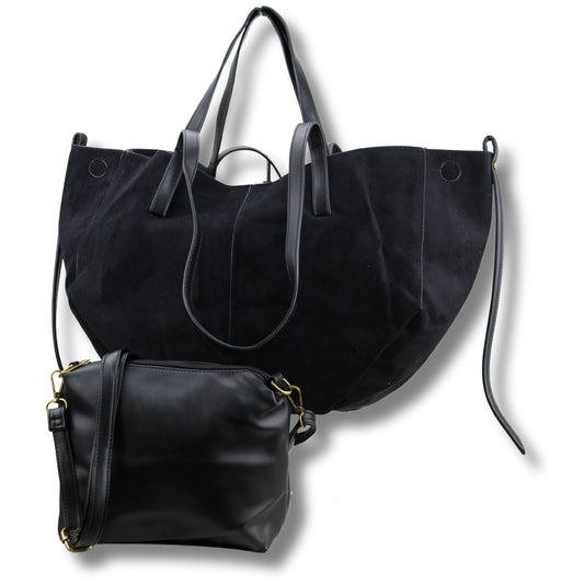 Wildleder-Optik Tasche Schwarz getragen – elegantes Accessoire von Schenkt ein Herz