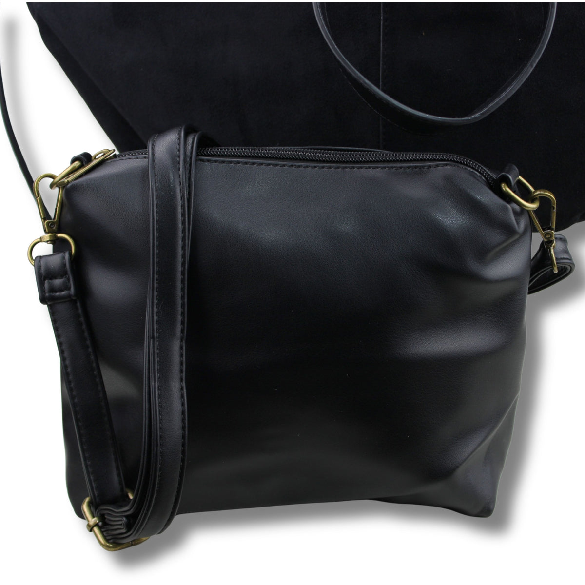 Tasche in Wildleder-Optik Taupe am Modell – vielseitig kombinierbar für Alltag & Ausgehen