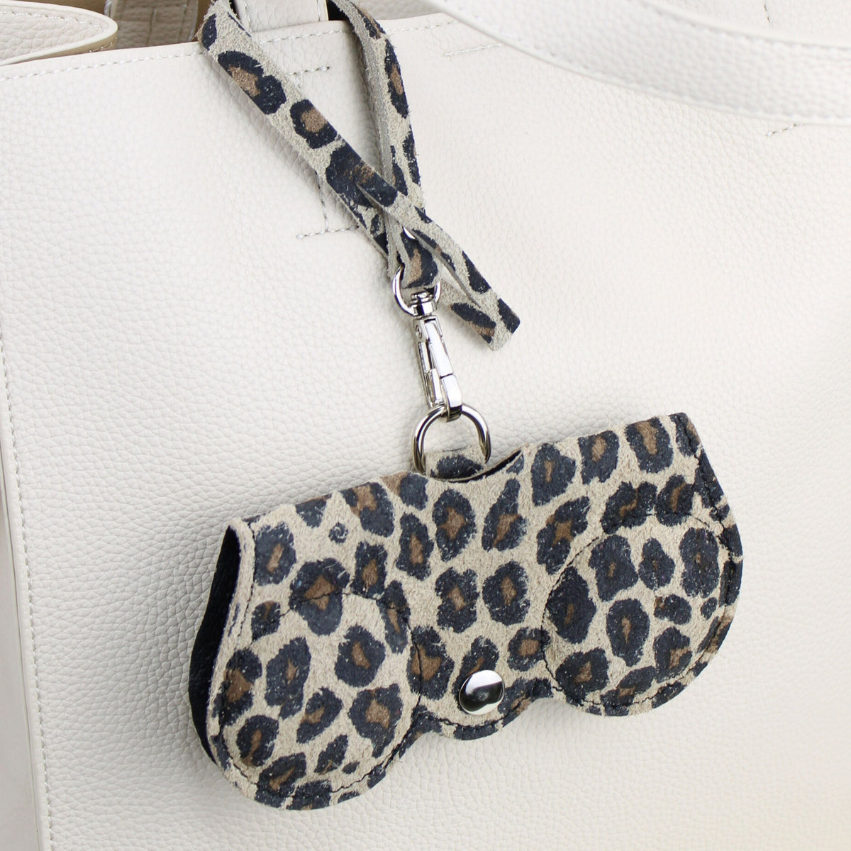 Brillenetui aus Echtleder als 2-in-1 Taschen-Haenger und Bag Charm in Leo, Beige, Gold Metallic, Orange und Pink – stylisches Brillenetui von Schenkt ein Herz