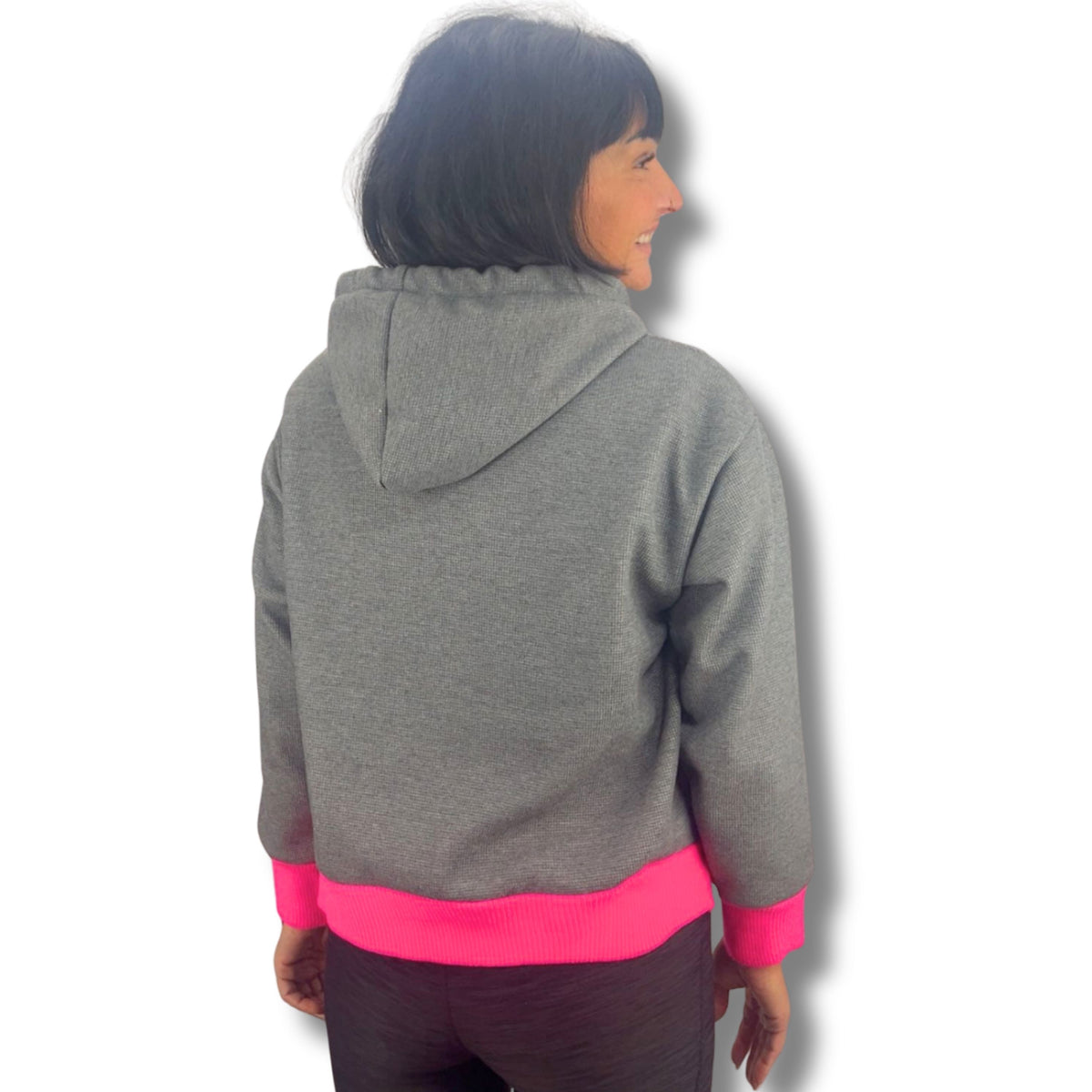 Hoodie mit pinken Akzenten am Modell – lässiger Alltags-Look für Frauen