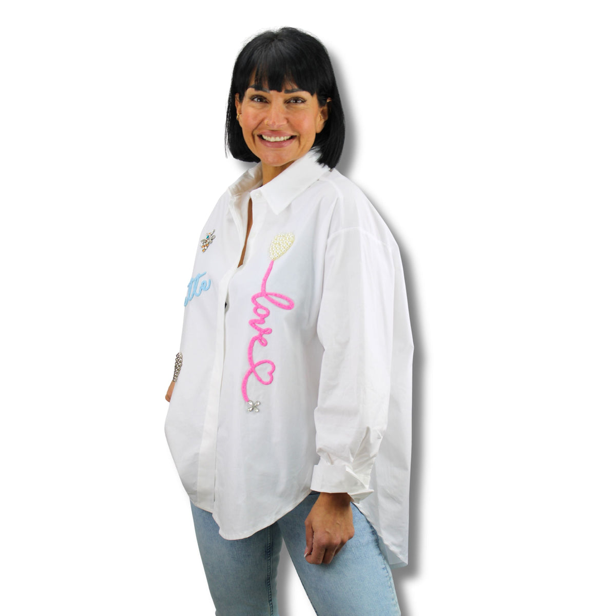 Oversized Baumwollbluse mit Herz-Applikationen und Stickerei in Weiss und Baby Blau – feminine Damenbluse von Schenkt ein Herz