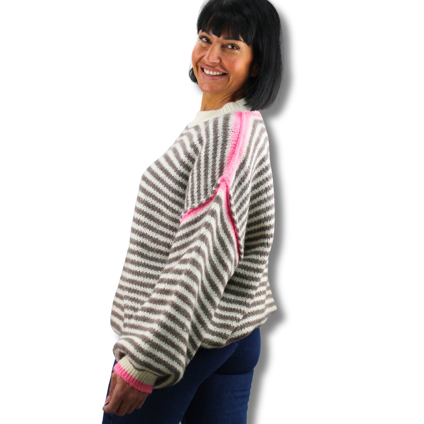 Gestreifter Strickpullover mit pinkem Akzent – weich & modern