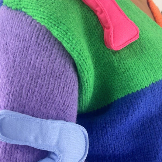 Bunter Strickpullover Detailansicht Applikationen – Fashion-Statement Damenmode Schenkt ein Herz