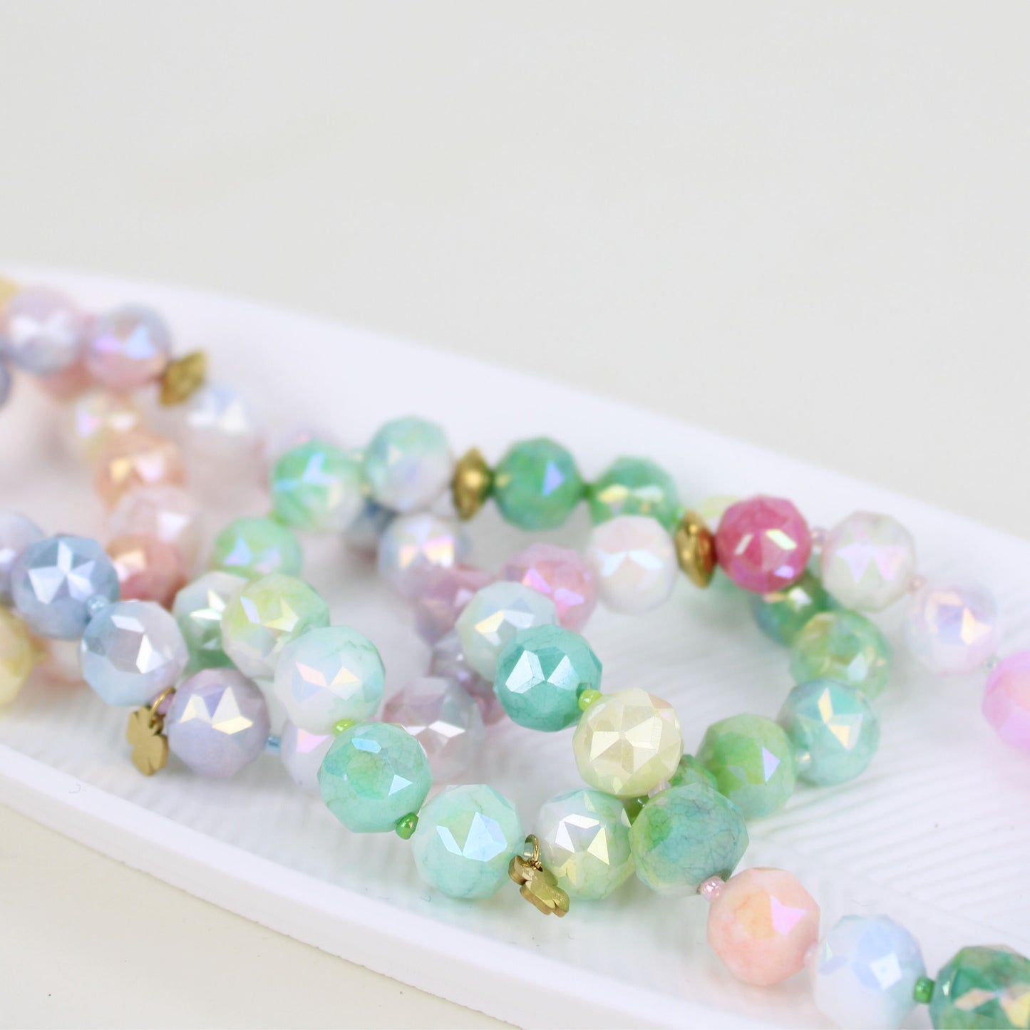 Armband „Pastellglanz“ – handgefertigt & einzigartig