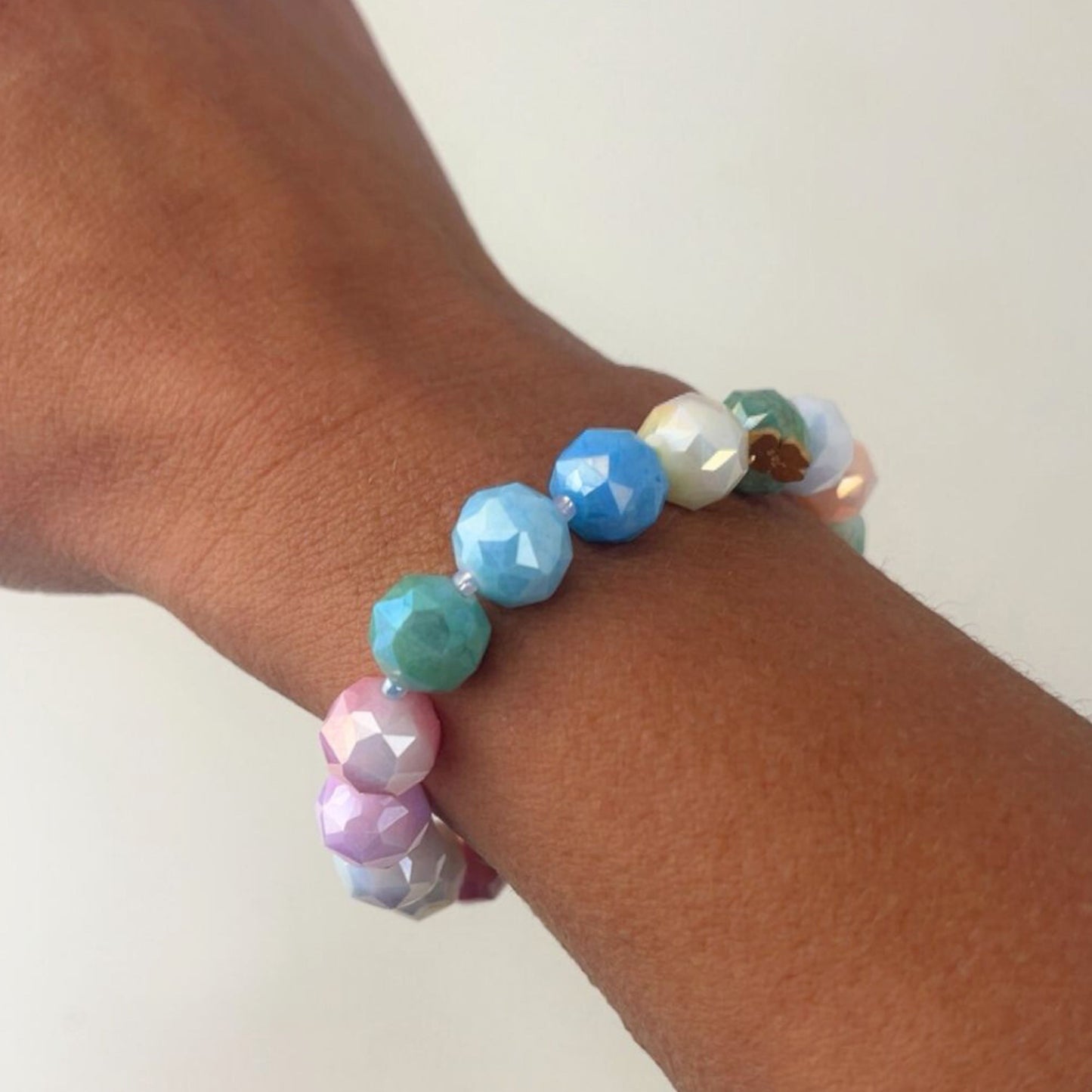 Armband „Pastellglanz“ – handgefertigt & einzigartig