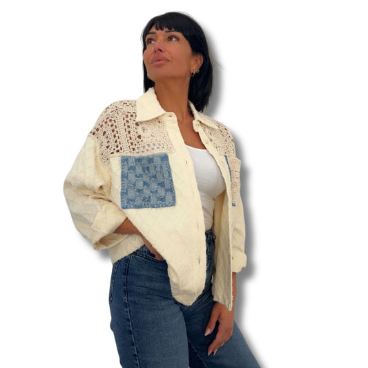 Besondere Jeansjacke / Jeanshemd mit Häkel- & Patchworkdetails