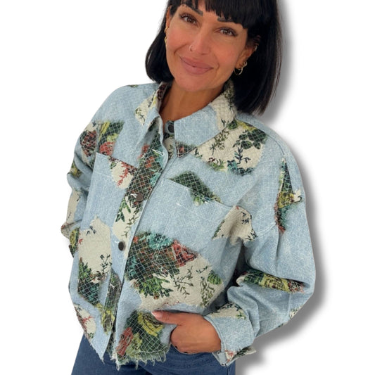 Außergewöhnliche Oversize-Jeansjacke mit Stickereien & Applikationen